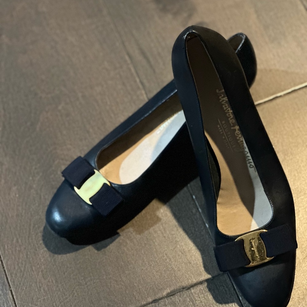 Salvatore Ferragamo Vintage navy blue Vara pumps, Navy and Gold (size 8AAA)